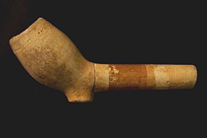 An early clay tobacco pipe
